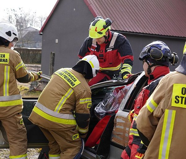 Tak ratuje się ludzi z wraku auta. Druhowie ćwiczyli w Storkowie