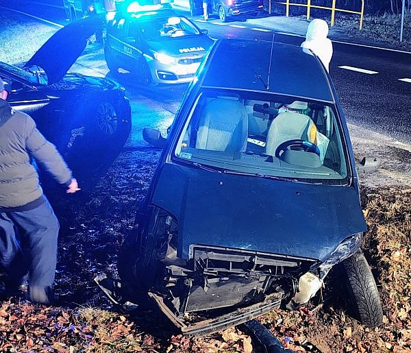 Zderzenie dwóch osobówek na krajowej "dwudziestce"