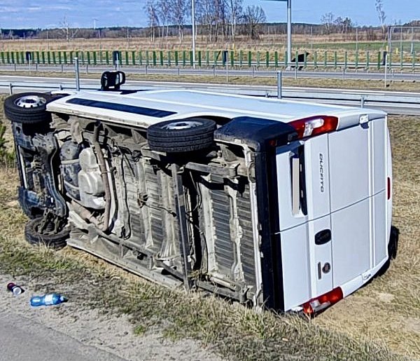 Zjechał z drogi i runął ze skarpy. Groźnie przy węźle S11