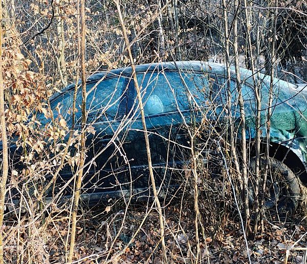 Ślady poślizgu prowadzą do lasu. Rozbity Passat przy drodze ze Szczecinka