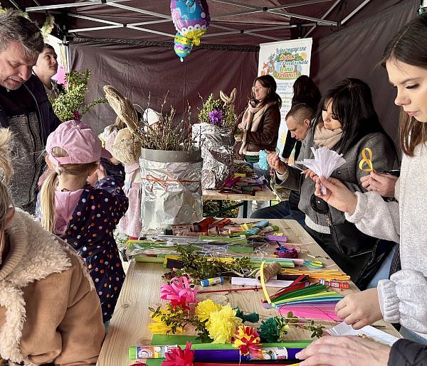 Słońce, żurek i tłumy pod ratuszem. Wielkanocny piknik trafił w punkt