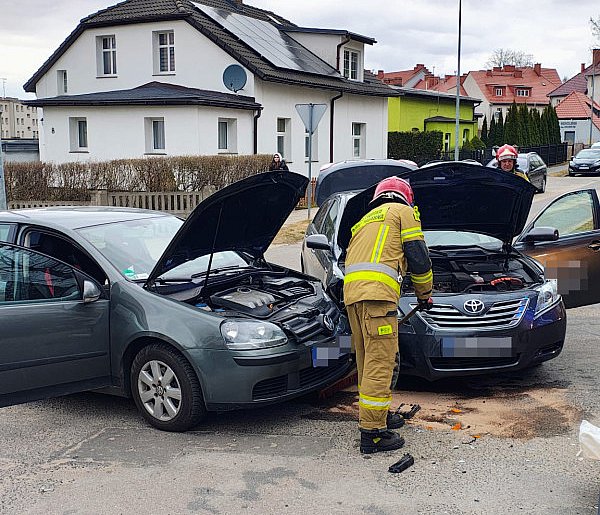 Zderzenie dwóch aut na skrzyżowaniu. Jedno nie ustąpiło pierwszeństwa