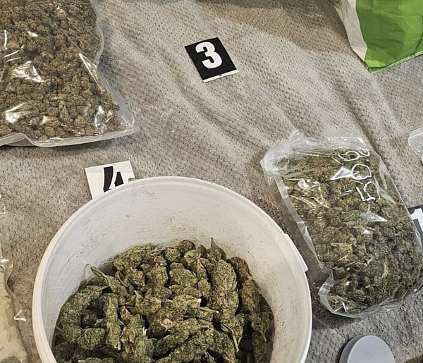 Nalot w Szczecinku. Policja przejęła 7 kg narkotyków i zatrzymała 22-latka