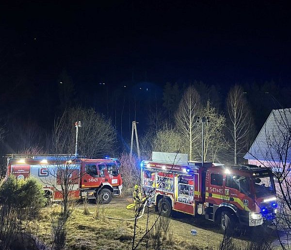 Nocny pożar w gminie Grzmiąca. Ogień strawił budynki i samochód