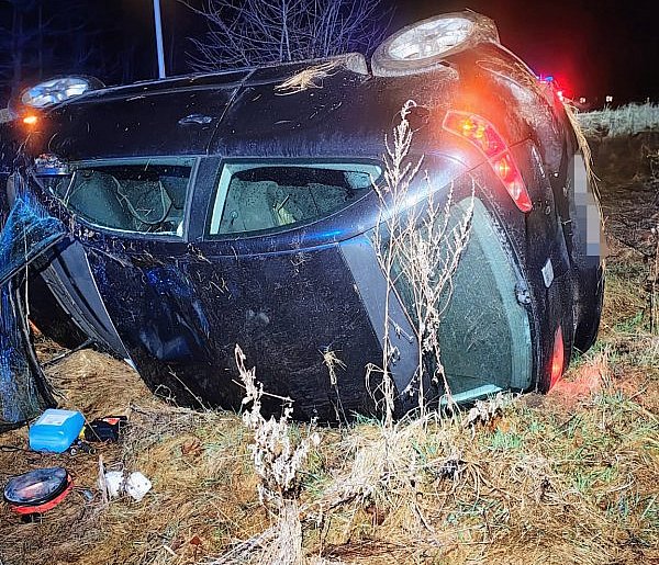 Dachowanie pod Szczecinkiem. Cztery młode osoby w środku
