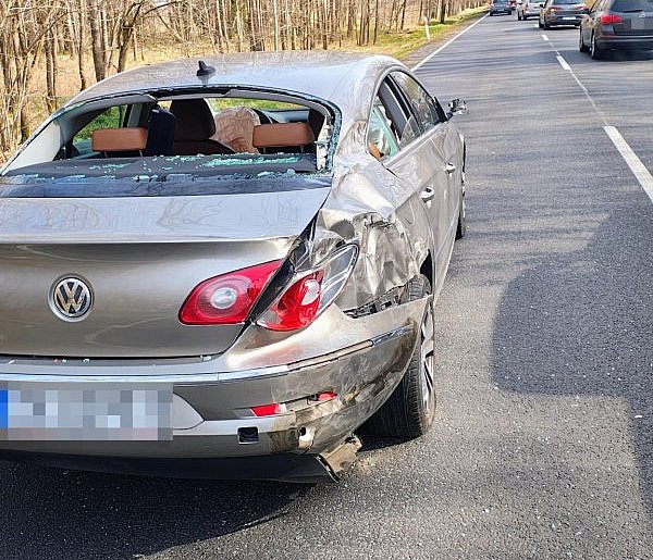 Zderzenie trzech aut na DK11. Błąd przy włączaniu się do ruchu