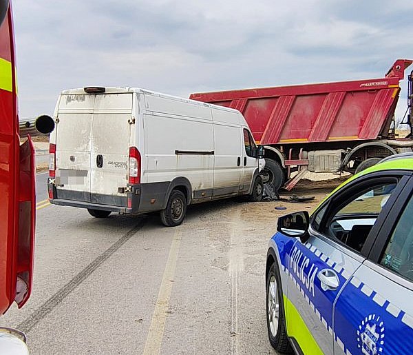 Zderzenie busa z ciężarówką na S11 pod Szczecinkiem.