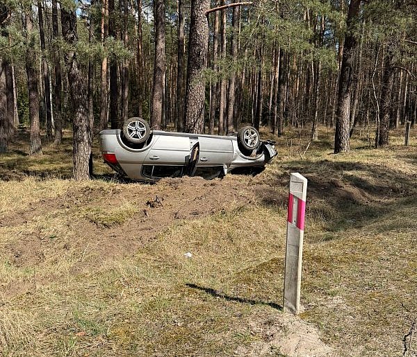 Dachowanie na DW201. Opel zjechał z drogi pod Czarnem.