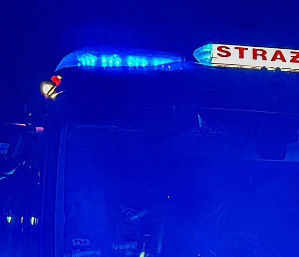 Nocna akcja nad jeziorem. Mężczyzna zniknął pod wodą.