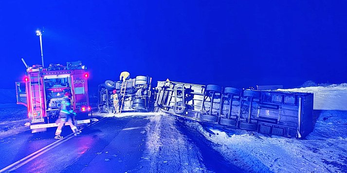 DK11 zablokowana! Przewrócona ciężarówka, ruch wstrzymany, objazdy.