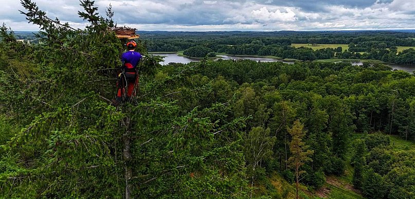 W Nadleśnictwie Szczecinek zawisła pierwsza sztuczna platforma dla rybołowów!