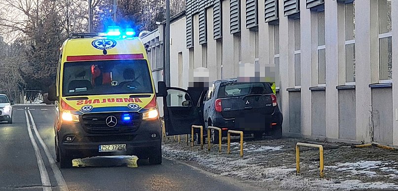 Groźnie na Wiatracznej. Auto uderzyło w budynek