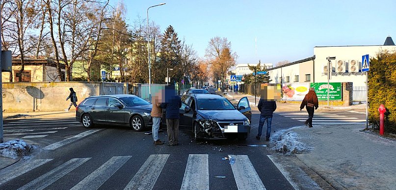 Groźnie wyglądało, skończyło się na stratach. Kolizja na skrzyżowaniu