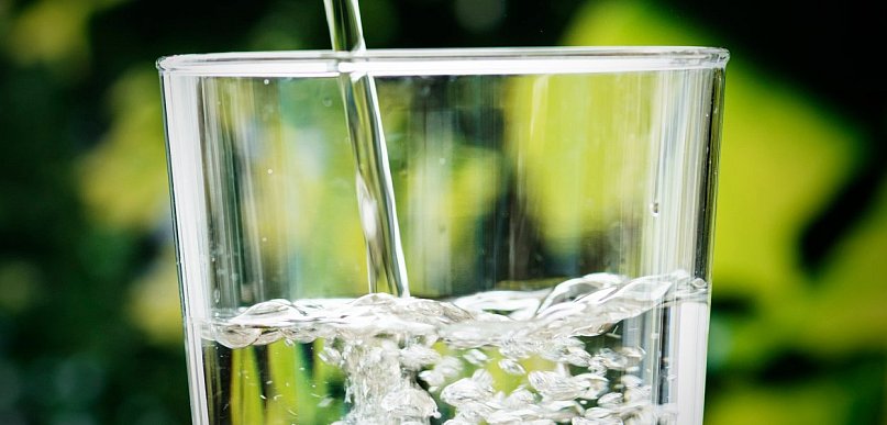 Czy warto filtrować wodę z kranu? Filtracja vs. kupowanie wody butelkowanej