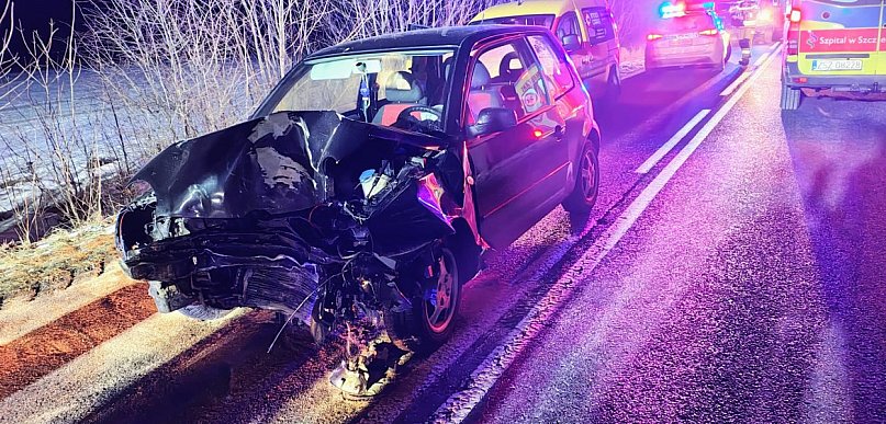 Nocny wypadek pod Szczecinkiem. Auto uderzyło w drzewo