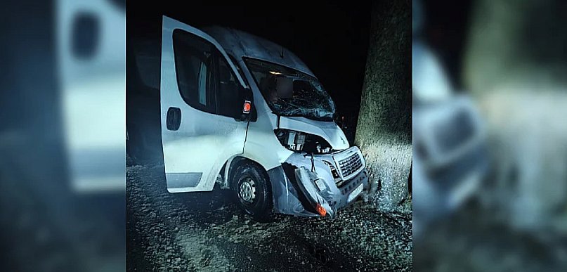 Poślizg i drzewo. Groźny poranek na DW172