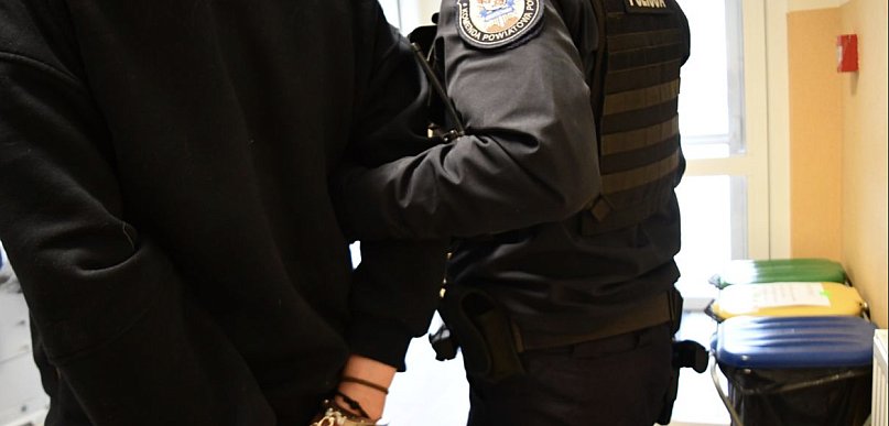 Ojciec i syn ruszyli na policjantów. Padły ciosy.