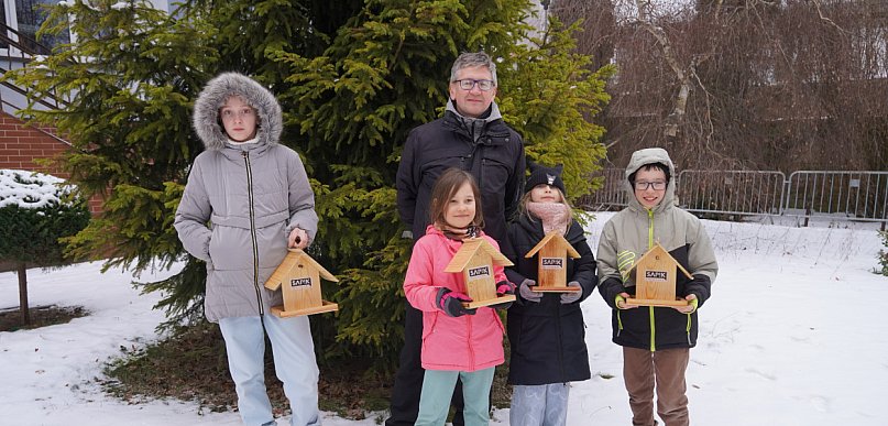Zamiast ekranów – młotek i drewno. Dzieci zbudowały karmniki dla ptaków