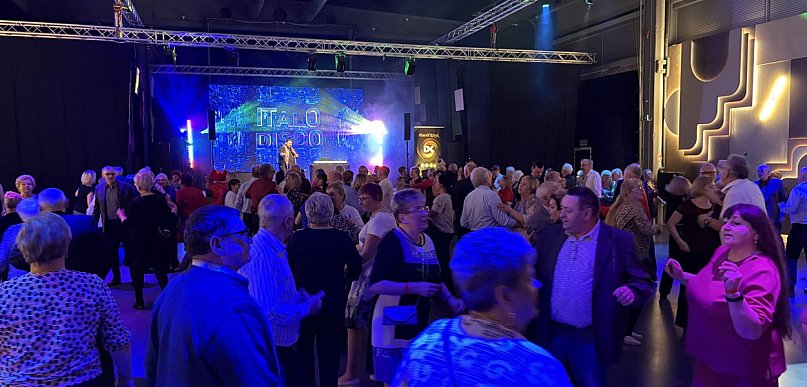 Seniorzy ponownie na parkiecie. Integracyjny dancing