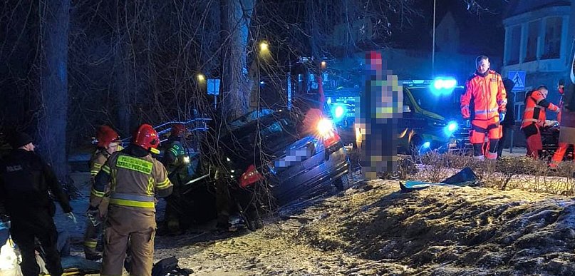 Volvo wbiło się w drzewo na Ordona. Dwie osoby w szpitalu