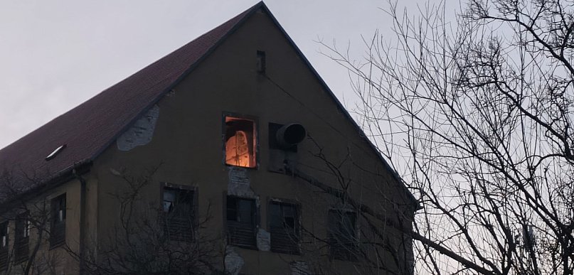 Ognisko na poddaszu. Musiała interweniować straż pożarna