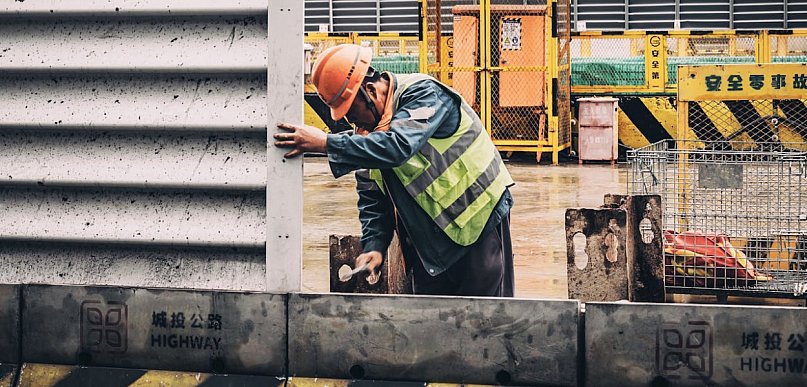 Nowoczesne technologie wykańczania metali – kiedy warto zastosować obróbkę elektro