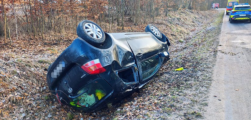 Kolejny wypadek przy wyjeździe ze Szczecinka. Droga znów była śliska