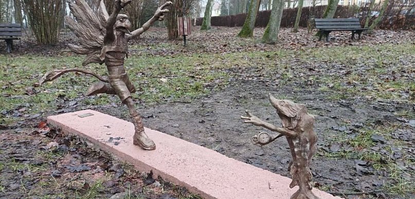 Znowu zniszczone. Kolejna rzeźba gryfa i jesiotra uszkodzona