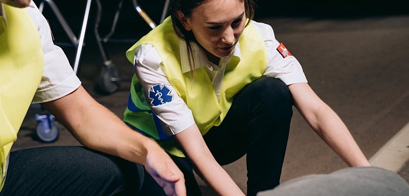 Nie bój się ratować! Jak przełamać barierę strachu przed udzieleniem pomocy przedm