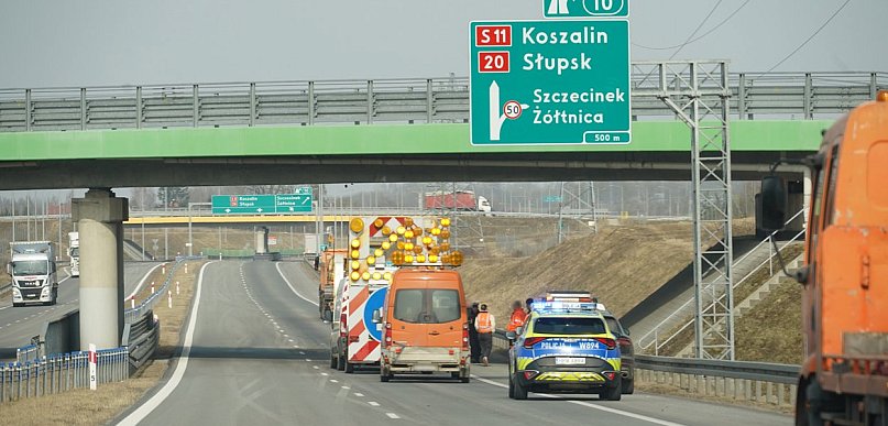 Koparka zahaczyła o wiadukt na S11. Utrudnienia w ruchu
