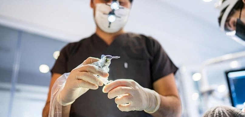 Krzywe zęby to nie tylko kwestia estetyki – jak wada zgryzu wpływa na zdrowie całe