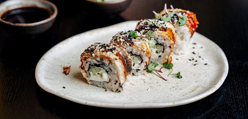 Sos sojowy, wasabi, imbir – jak używać dodatków, żeby podkreślić smak sushi?