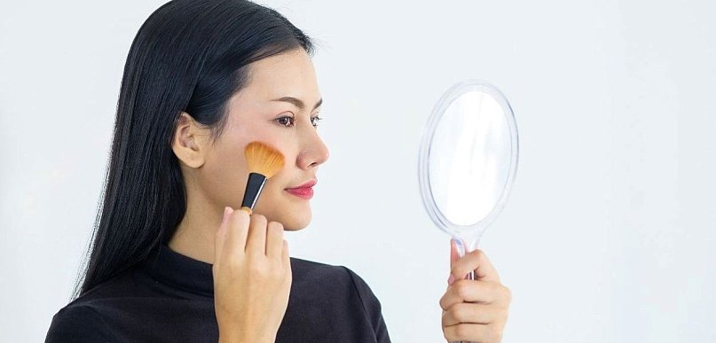 Co to jest tint? Jak stosować taki kosmetyk?