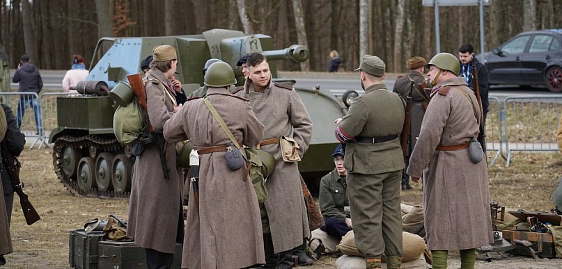 Tłumy przy bunkrze i żywa lekcja historii. Rekonstrukcja przyciągnęła tłumy