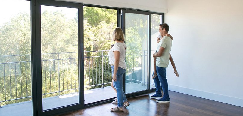 Prywatność bez zasłaniania okien – jak działa efekt lustra weneckiego w nowoczesny