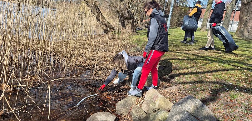 Jedni śmiecą, inni sprzątają. Wodniacy ruszyli z workami