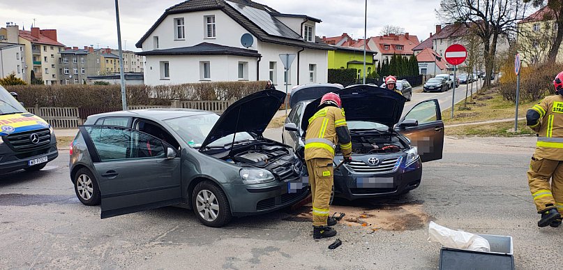 Zderzenie dwóch aut na skrzyżowaniu. Jedno nie ustąpiło pierwszeństwa