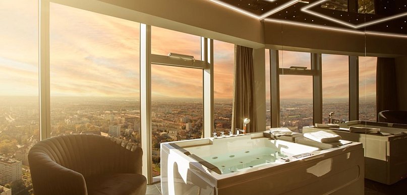 Luksusowy nocleg we Wrocławiu z widokiem na miasto – dlaczego Sky Tower przyciąga