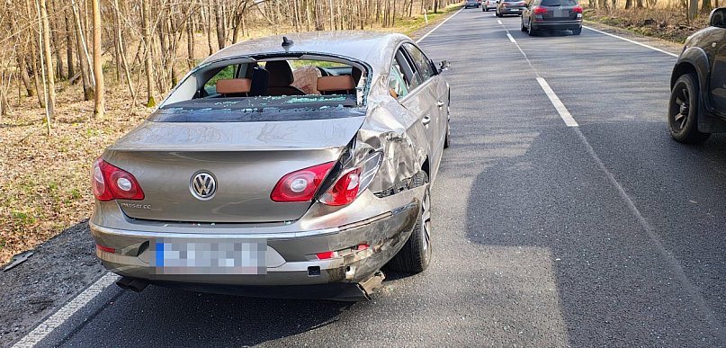 Zderzenie trzech aut na DK11. Błąd przy włączaniu się do ruchu