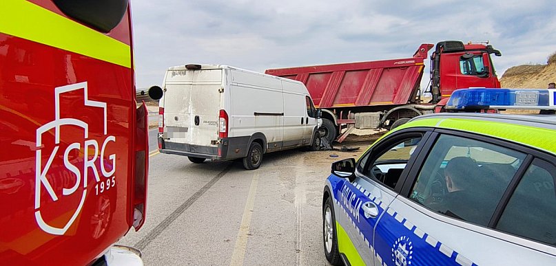Zderzenie busa z ciężarówką na S11 pod Szczecinkiem.