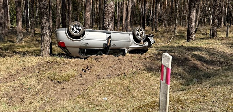 Dachowanie na DW201. Opel zjechał z drogi pod Czarnem.