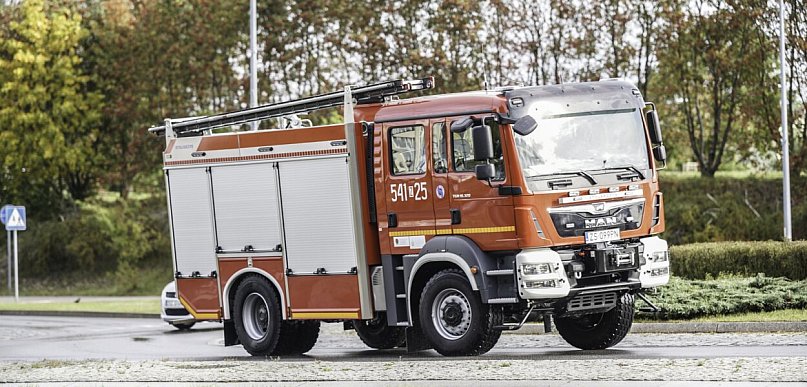 Poranny pożar na terenie Krono. Strażacy ruszyli do akcji