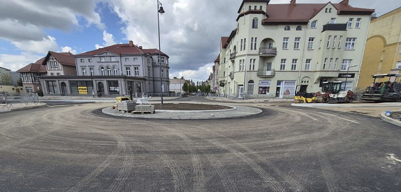 Nowe rondo już z asfaltem. Wkrótce koniec objazdów w centrum Szczecinka