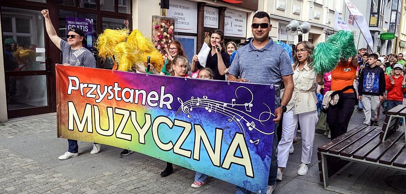 Młodzi artyści zagrali w centrum Szczecinka. Był barwny przemarsz i koncert