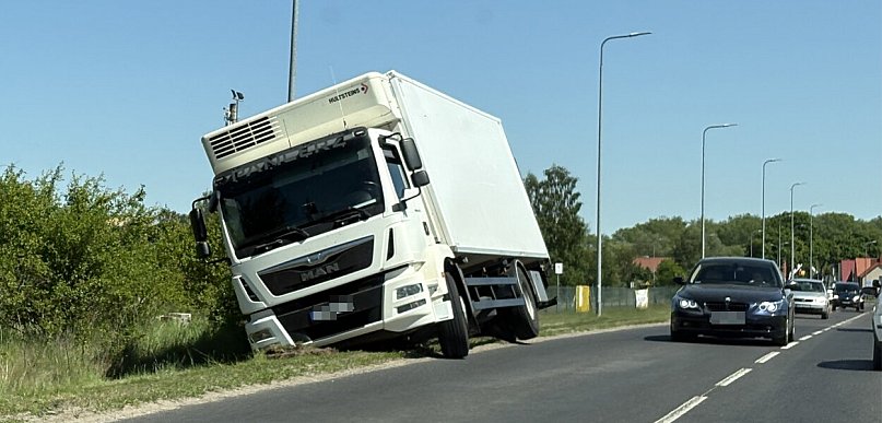 Groźnie na Kołobrzeskiej. Ciężarówka przechyliła się na bok