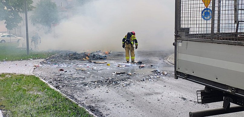 Ogień, dym i zablokowana ulica przy Orlenie. Pożar odpadów na ciężarówce