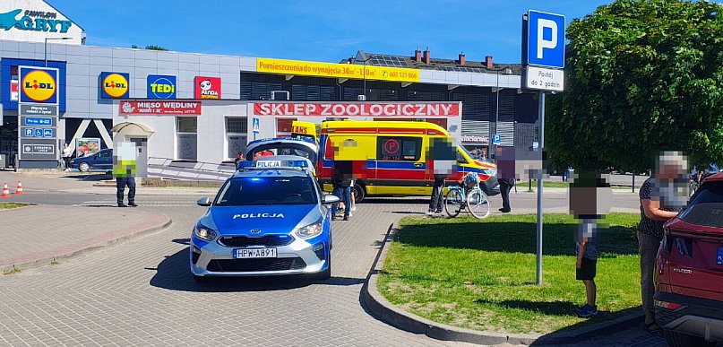 Wypadek pod Lidlem. Młoda kobieta potrącona na pasach