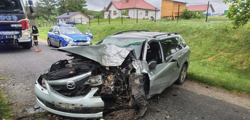 Mazda rozbiła się na drzewie. Kierowca nie był trzeźwy