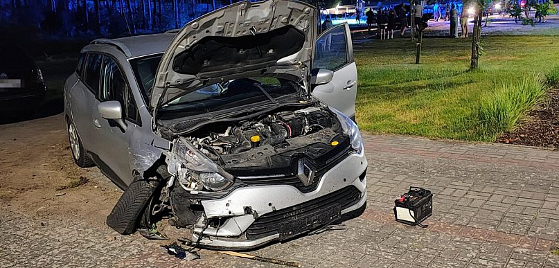Wypadek w Czarnem. BMW skręcało w lewo, Renault zaczęło wyprzedzać