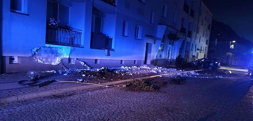 BARWICE. Pijany 19-latek uderzył autem w budynek